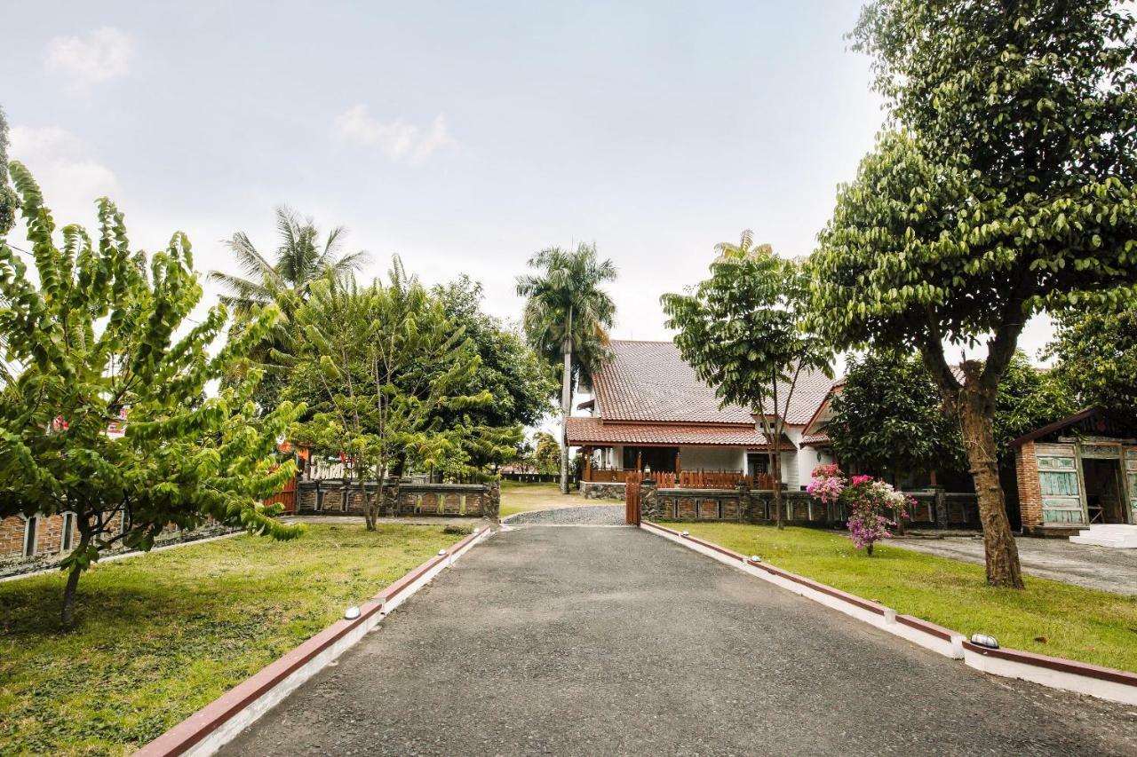 Oyo 986 Authentic Osing Homestay Banyuwangi  Bagian luar foto